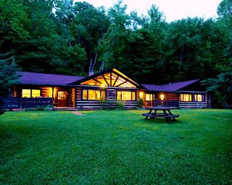 Creekwalk Inn Bed and Breakfast with Cabins - Cosby - Building