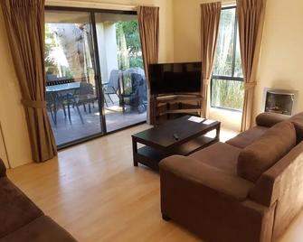 Lakeview Villa's - Lake Hume Village - Living room