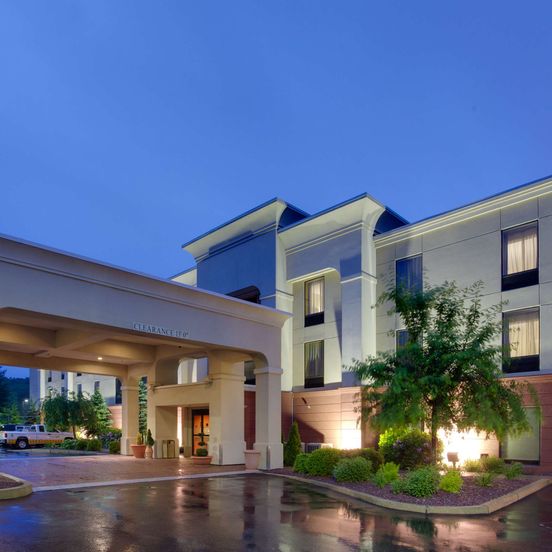 Building view of Hampton Inn Auburn