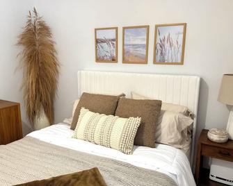 Lakefront Chalet/Family Home- Beautiful Water Views, Hot Tub, Outdoor Activities - Rawdon - Bedroom