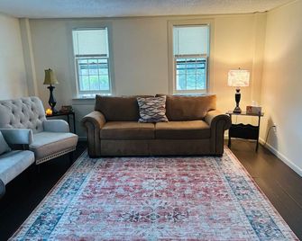 Cozy farmhouse in Manchester - short drive to multiple ski mountains! - Manchester - Living room