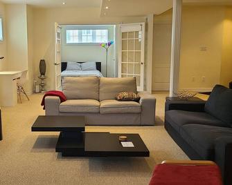 2 bdrm, kitchen, laundry, weeklymonthly discount - Richmond Hill - Living room