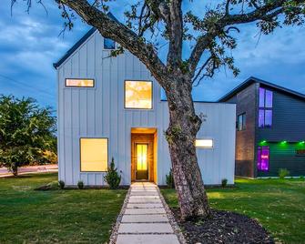 Actually walkable to Georgetown Square with a private heated pool! - Georgetown - Building