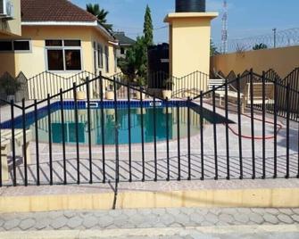 Chic One bedroom serviced apartment with pool- fully self contained V6 - Acra - Piscina