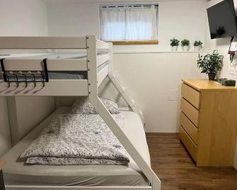Mini apartment in Amstetten for short stays in the basement - Amstetten - Ložnice