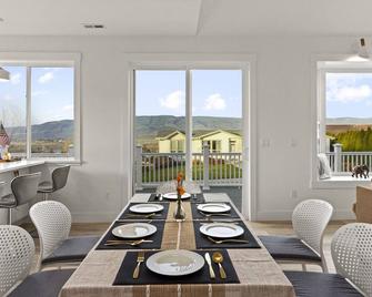 Modern Elegance, Open Concept, Peaceful, LuxuriousTraveler's Sanctuary - The Dalles - Dining room