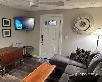 Charming 1-bedroom apartment in brilliant Ellwood City with WiFi, AC - Ellwood City - Sala de estar
