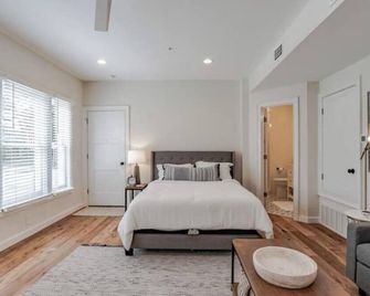 Cutest Studio on Church Street! - Mobile - Bedroom