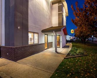 Super 8 by Wyndham College Park Wash DC Area - College Park - Gebouw