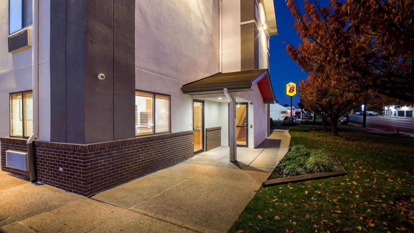 Super 8 by Wyndham College Park Wash DC Area