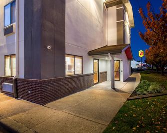Super 8 by Wyndham College Park Wash DC Area - College Park - Building