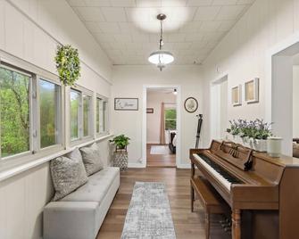 Charming Mountain Cottage Near Norris Lake and ATV Trails in Rocky Top - Rocky Top - Sala de estar