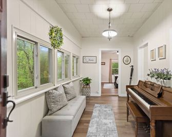 Charming Mountain Cottage Near Norris Lake and ATV Trails in Rocky Top - Rocky Top - Sala de estar
