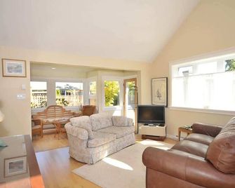 Heron View Cottage by Emr Vacation Rentals - Sidney - Living room
