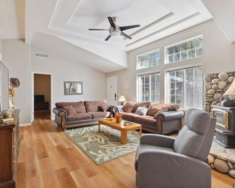 Newly Renovated Retreat on 6 Acres, Discover Murphys Lodge with Scenic Views! - Murphys - Living room