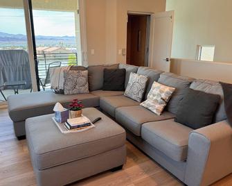 The Perch Downtown - Lake Havasu City - Living room