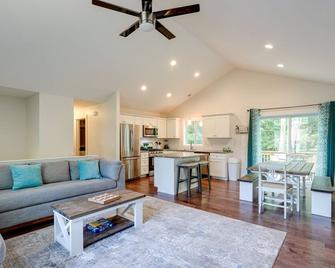 Serene Pentwater Getaway with Yard Near Lakes - Pentwater - Living room