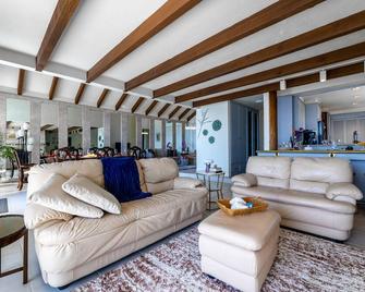 Cruise Ship In the Ocean- 2730 sq. ft /Ocean Front - San Pedro - Living room