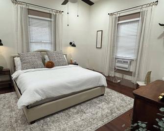 Peaceful and centrally located 2-bedroom house with AC and WiFi in Hillsboro - Hillsboro