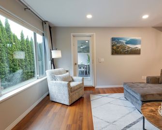 Trinity at Riverside Pool~Hot Tub~Boat Slip - Sicamous - Living room