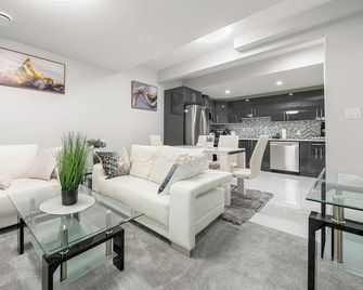 Luxurious 1 bedroom + Den Near Edmonton International Airport - Beaumont - Salon