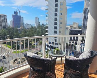 Broadbeach Holiday Apartments - Broadbeach - Balcony