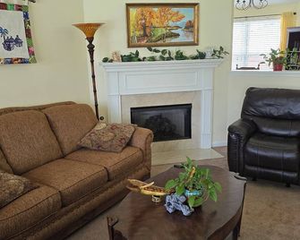 Nice quiet neighborhood, 5 min from Interstate 24 West and Interstate 65 South - Pleasant View - Sala de estar