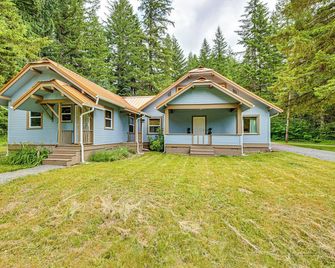 7 Mi to Mt Rainier NP Home with Private Hot Tub! - Ashford - Gebäude