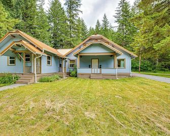 7 Mi to Mt Rainier NP: Home w/ Private Hot Tub! - אשפורד - בניין