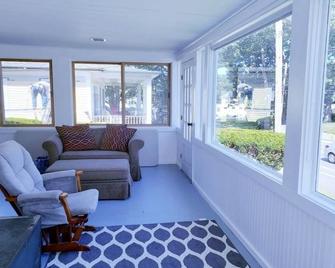 Cozy, classic Maine cottage close to Short Sands and Cape Neddick Beach. - Cape Neddick - Living room