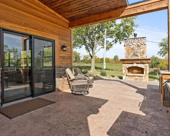 Cozy retreat on small acreage, 10 minutes from Excelsior Springs! - Rayville - Patio