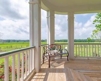 Charming Farmhouse on 11 acres - Crockett - Balcón