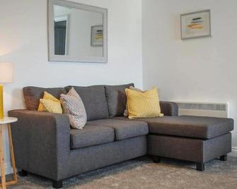 1-Bed Apartment in Helston - Resturant and Golf - Truro - Salon