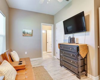 Pet-Friendly Brownsville Apartment w/ Yard! - Brownsville - Living room