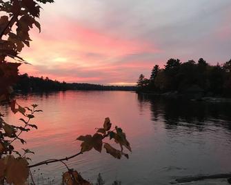 Incredible waterfront vacation home in Muskoka on Sixmile Lake - Honey Harbour - Vista del exterior