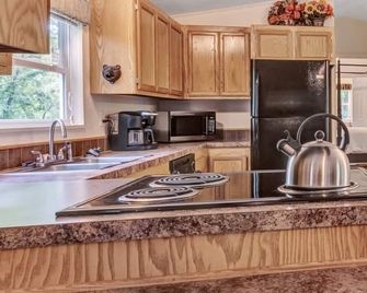 Hidden Cabin On Private Forty Acre Woods With 3 Bedrooms, Near Beach And Marina! - Kingston - Kitchen