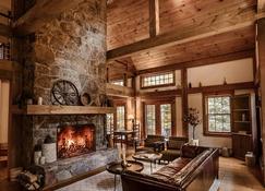 Cozy après ski cabin with hot tub & fire pit - Stratton Bromley Magic Manchester - Londonderry - Living room