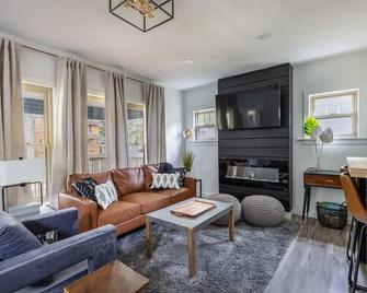 The Akron Retreat: Modern 3-Bedroom Oasis - Akron - Sala de estar