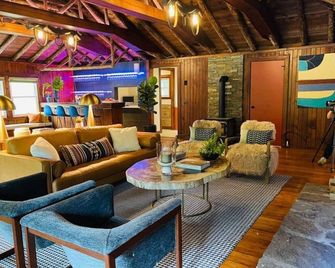 Peaceful Getaway Cottage on grounds of historic mid-century gem - Northborough - Lounge