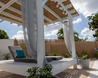 Cozy Holiday Home with private pool, outdoor kitchen and large private garden. - Grote Berg - Patio