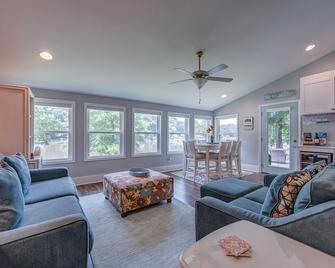 The Cottage on the shores of Lake Wylie - Belmont - Living room