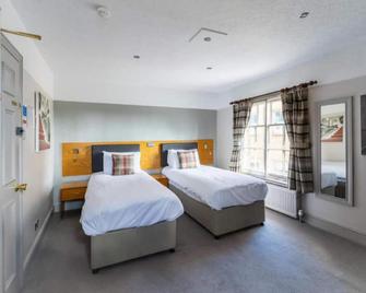 OYO The Red Lion Hotel - לאטון - חדר שינה