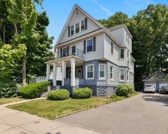Renovated 3-bedroom apartment in Dedham - Legacy Mall - Dedham - Building
