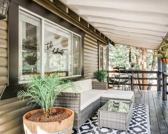 The Lookout: A Romantic Boho Getaway • A/C - Pet Friendly! - Mi Wuk Village - Patio