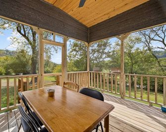 Bigfoot Basecamp in Hamestring Hollow - Fayetteville - Balkon