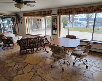 Marina View in the Village - Pentwater - Dining room