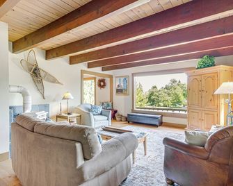 Langley Forest Cabin with Grill Less Than 2 Mi to Downtown! - Langley - Sala de estar