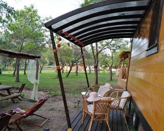 Stunning Home 6 minutes from the beach--Free wifi and barbecue - Burgas - Patio