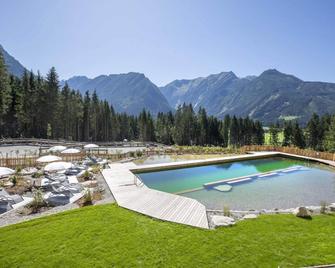 Comfy Chalet in Neukirchen near Wildkogel Ski Arena - Neukirchen am Grossvenediger - Zwembad