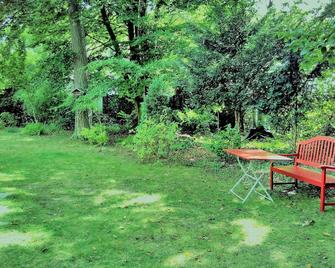Spacious apartment in a small 50s villa with large garden and fireplace - Langen (Hessen) - Innenhof